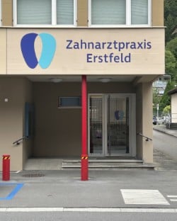 Der Eingang der Zahnarztpraxis Erstfeld an der Gotthardstrasse mit dem Praxislogo über der Tür